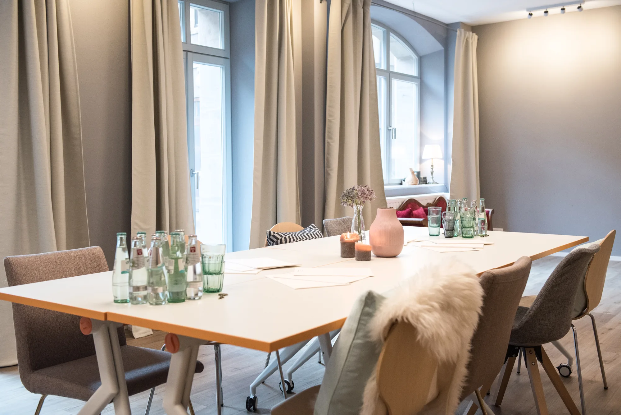 Seminarraum in Fürth mit gedecktem Tisch und Tageslicht